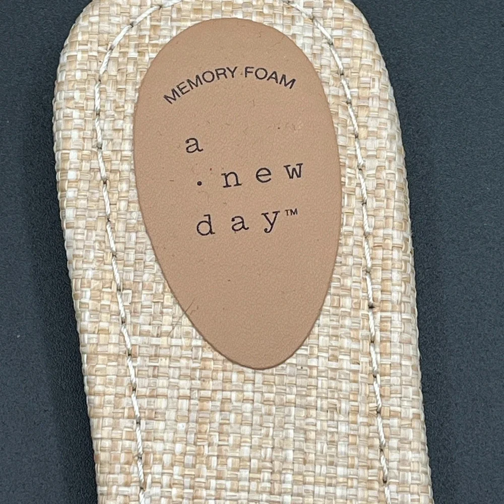 A New Day Cecile Slide Sandals Womens 8 Natural Scalloped Memory Foam Square Toe